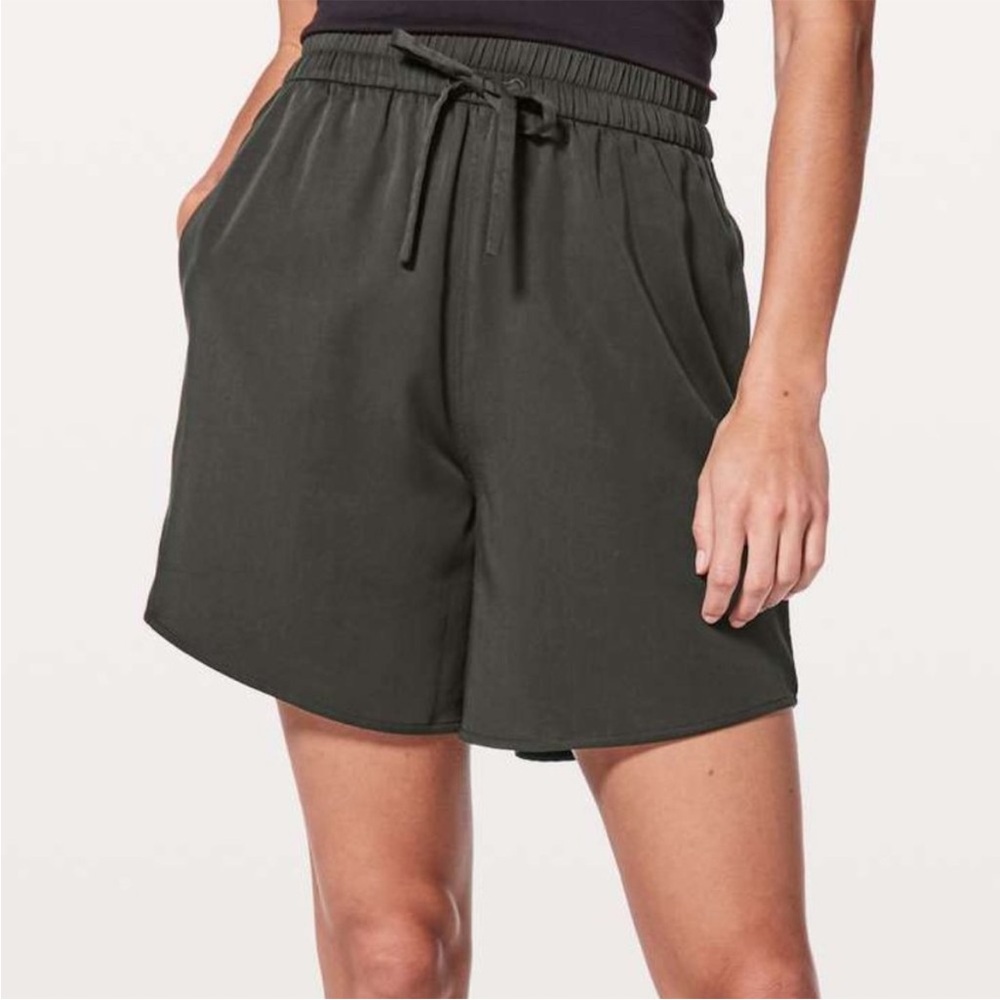 Lululemon Move Lightly Shorts size 4
Evergreen